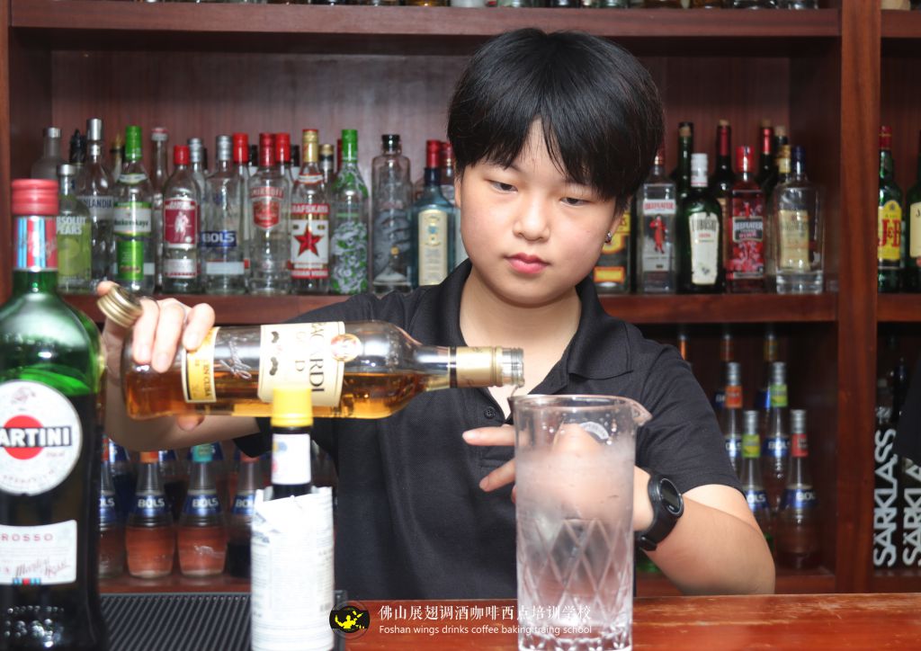2020屆畢業(yè)生就業(yè)難？調(diào)酒師是個(gè)好選擇